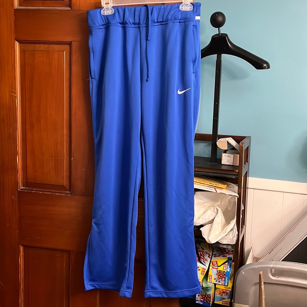Gently used NIKE. Track pants, half calf zip, 2 real side pockets w/ zippers, M